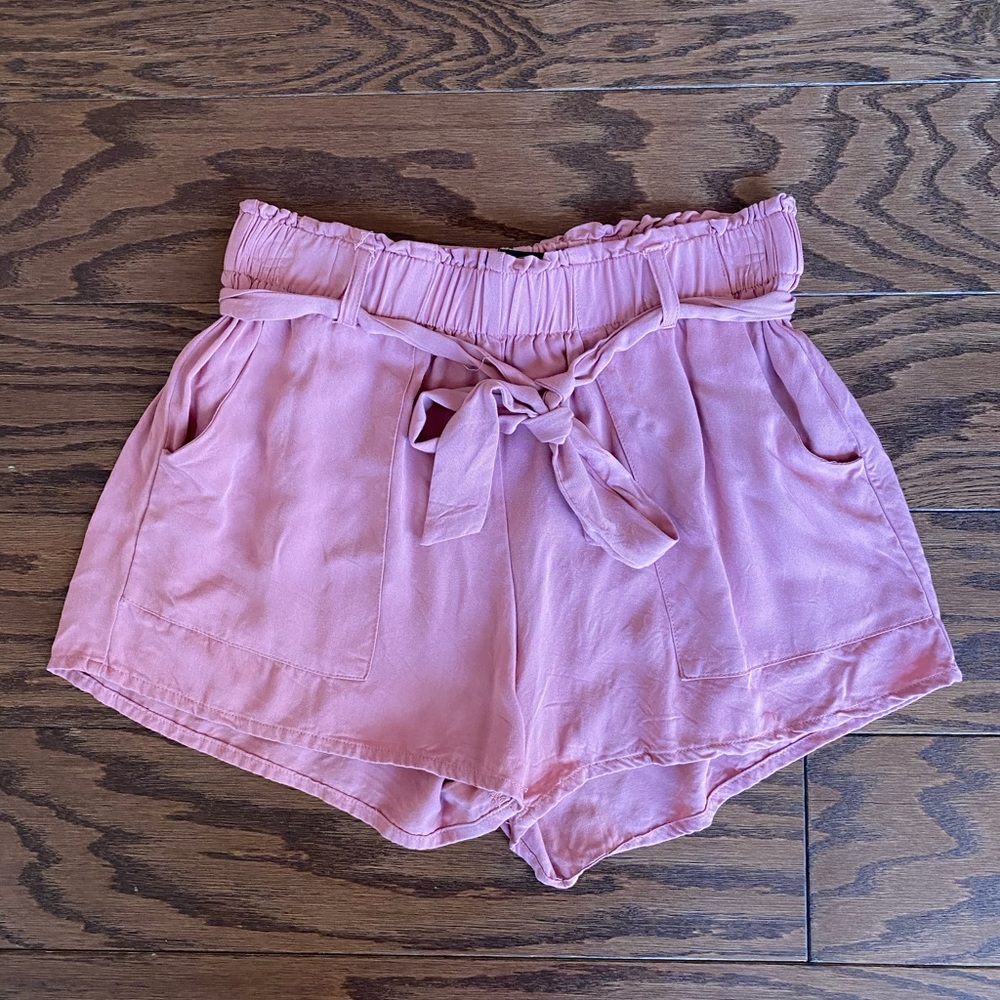 Flowy shorts with tie